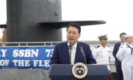 El presidente surcoreano envía una advertencia a Pionyang desde un submarino nuclear de EE.UU.