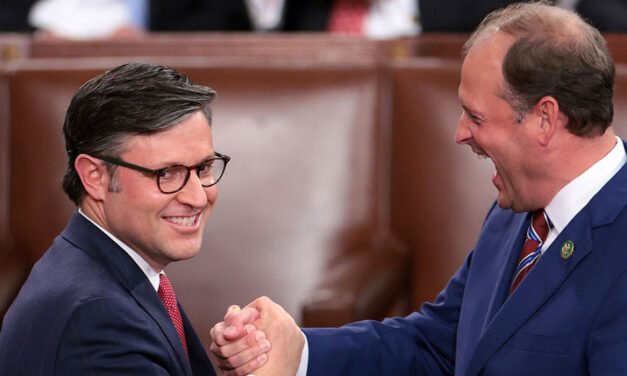 Eligen al republicano Mike Johnson como presidente de la Cámara de Representantes de EE.UU.