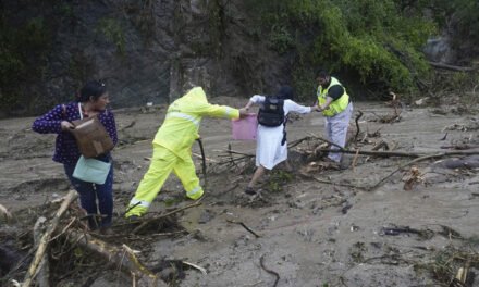Río desbordado, carreteras incomunicadas y destrozos: las afectaciones del huracán Otis en México