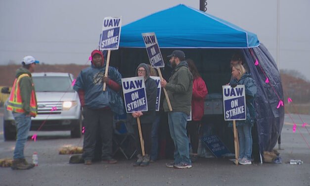 Los miembros del UAW hacen huelga por segundo día en Spring Hill antes del acuerdo tentativo con GM