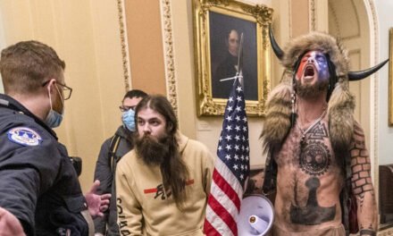 ‘QAnon Shaman’ se postula para escaño en el Congreso de Arizona