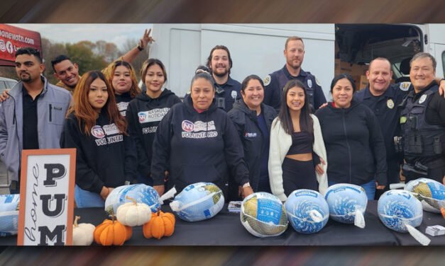 Entrega de pavos de Nashville Noticias y CREA 