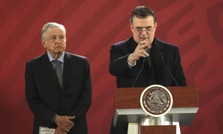 López Obrador celebra decisión de Ebrard de permanecer en Morena