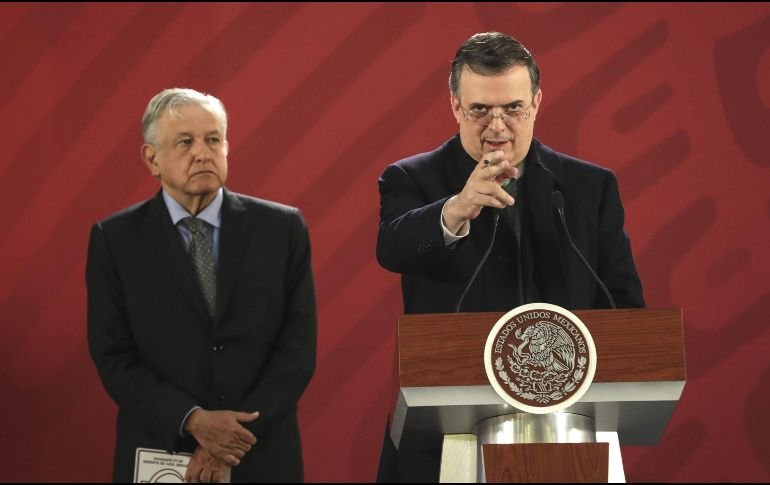 López Obrador celebra decisión de Ebrard de permanecer en Morena