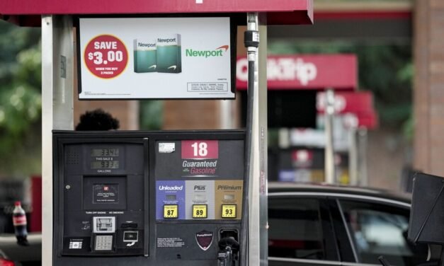 Los precios de la gasolina están cayendo en EE. UU., justo a tiempo para las vacaciones