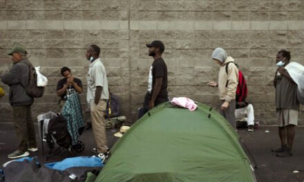 Los refugios trabajan para mantenerse al día con los niveles récord de personas sin hogar