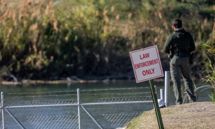 Texas prohíbe “físicamente” a la Patrulla Fronteriza intentar rescatar a los migrantes que se ahogan en el río Bravo