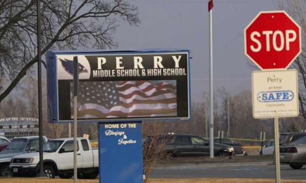 Muere el director de una escuela de Iowa a causa de graves heridas en un acto de proteger a los estudiantes de dicha escuela en un tiroteo