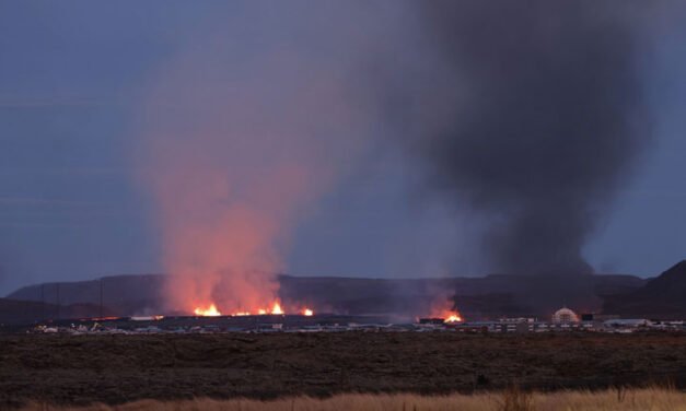 La lava de un volcán alcanza la ciudad de Grindavík, en Islandia