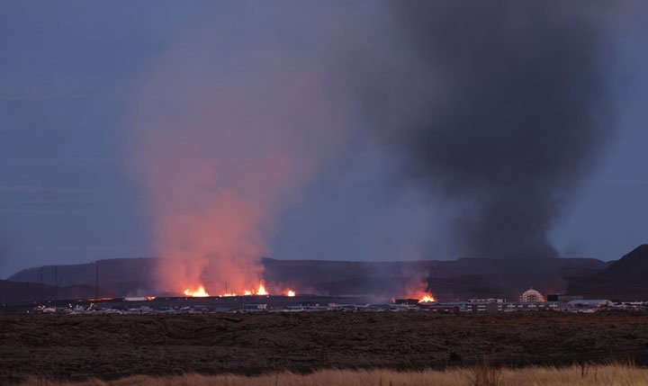 La lava de un volcán alcanza la ciudad de Grindavík, en Islandia