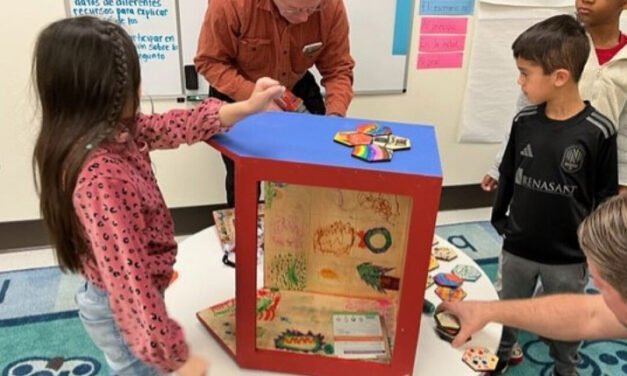 The Forge se asocia con Aventura Community School para construir una pequeña biblioteca gratuita