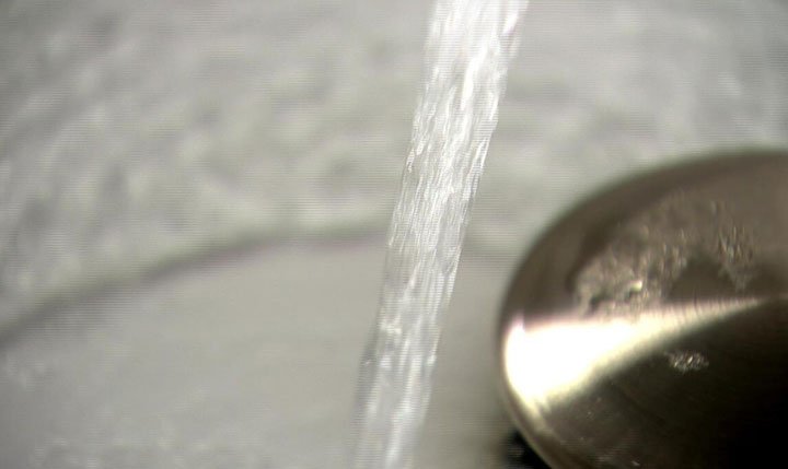 Dos ciudades de Tennessee reparten agua mientras luchan por el suministro