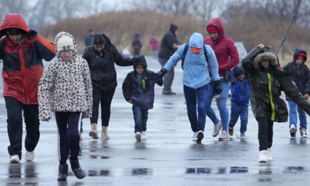 La Ciudad de Nueva York implementará un programa de tarjetas prepagas de $53 millones para familias inmigrantes