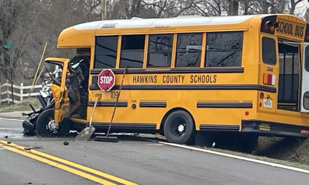 Conductor de autobús escolar muere en accidente en el condado de Hawkins, dice THP