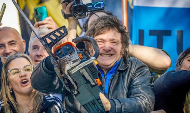 “Motosierra y licuadora”: Milei anticipa que eliminará otros 70.000 empleos del Estado