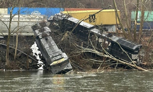 Tren de Norfolk Southern se descarrila en la orilla del río Pensilvania