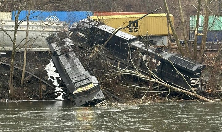 Tren de Norfolk Southern se descarrila en la orilla del río Pensilvania