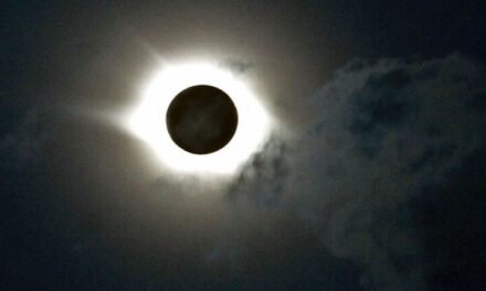 El eclipse solar podría interrumpir las operaciones en los aeropuertos de EE.UU., dice la FAA