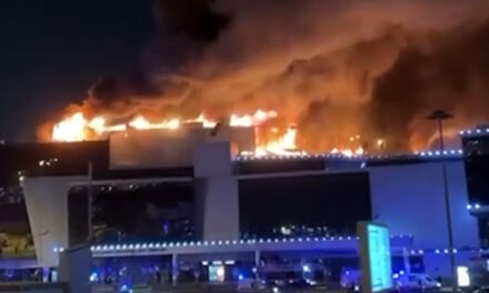 Incendio tras el tiroteo masivo en la sala de conciertos en Moscú