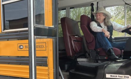 Conductor de autobús escolar ayuda a apagar el incendio en el accidente que involucró a un oficial penitenciario