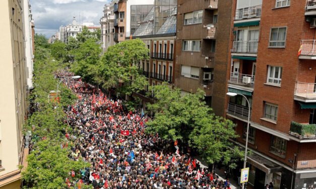 Miles de españoles se congregan frente al Congreso en apoyo a Sánchez