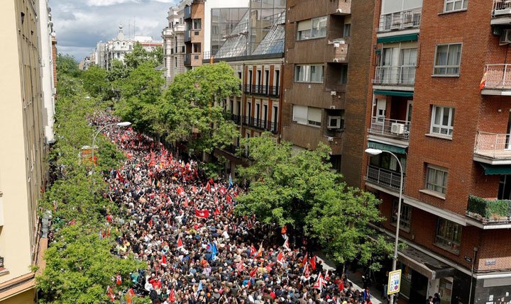 Miles de españoles se congregan frente al Congreso en apoyo a Sánchez