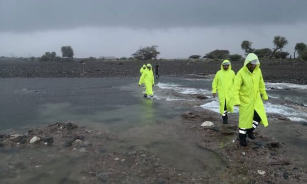 Fuertes lluvias cubren un país desértico y dejan 13 muertos