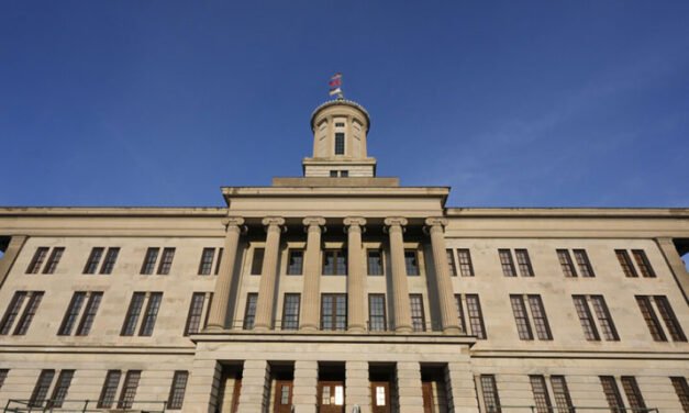 Legisladores de Tennessee aprueban un proyecto de ley que criminaliza a los adultos que ayudan a menores a recibir atención que afirme su género