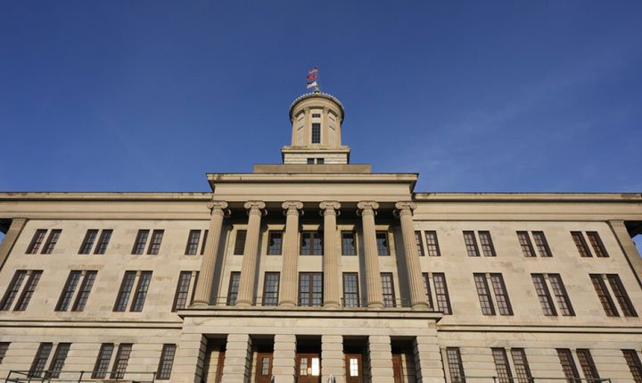 Legisladores de Tennessee aprueban un proyecto de ley que criminaliza a los adultos que ayudan a menores a recibir atención que afirme su género