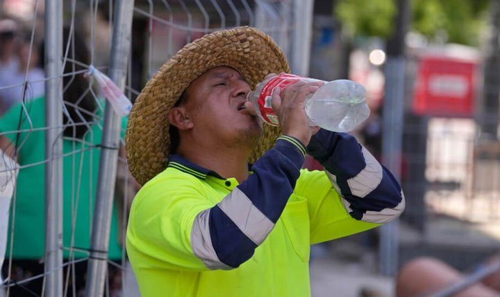 La ONU advierte que los trabajadores corren riesgo por el exceso de calor y otros cambios climáticos