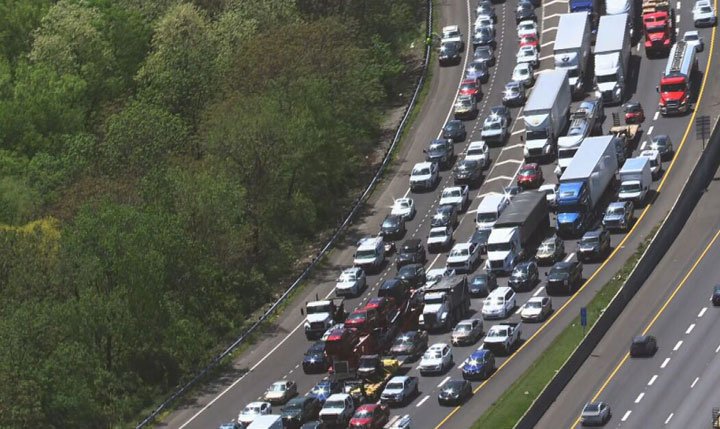 La I-65 N vuelve a estar abierta después de un accidente que involucró a dos camiones de 18 ruedas y un camión de alquitrán