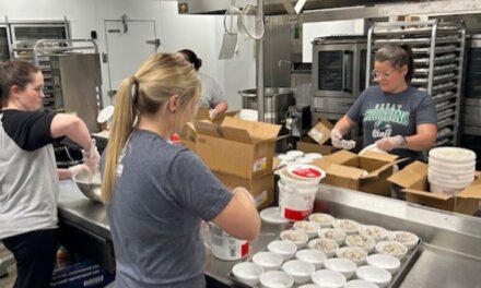 Gerente de cafetería de escuela secundaria honrado por la Asociación de Nutrición Escolar por su trabajo alimentando a más de 1,000 estudiantes