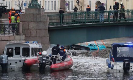 Varios muertos al caer un autobús desde un puente en San Petersburgo