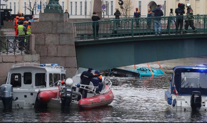 Varios muertos al caer un autobús desde un puente en San Petersburgo