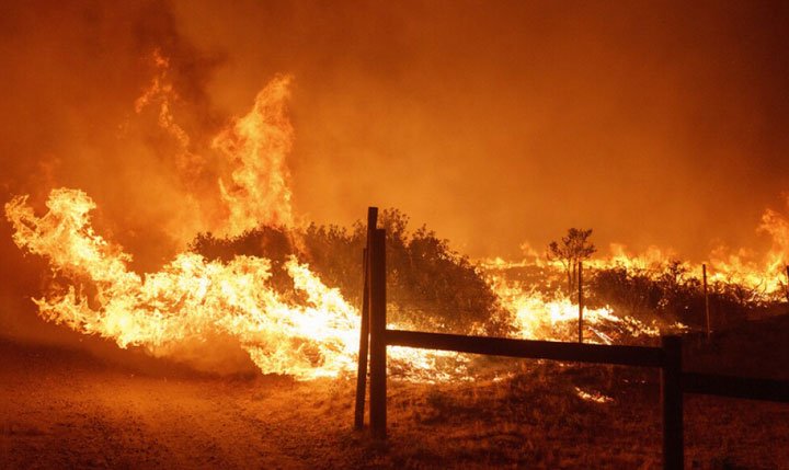 Un incendio forestal en el condado de Los Ángeles arrasa 16.000 acres