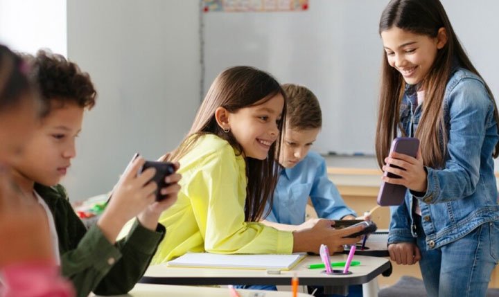 La junta escolar de Los Ángeles vota para prohibir el uso de teléfonos móviles durante el horario escolar