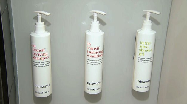 Nueva York y otros estados implementan leyes para prohibir las mini botellas de champú de plástico en los hoteles