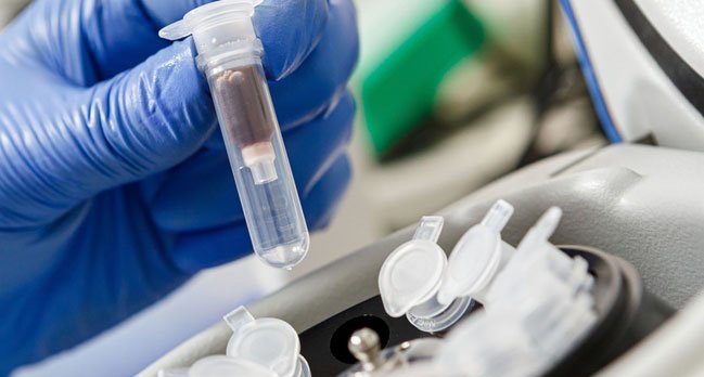 Farmacéuticas de EE.UU. colaboraron con militares chinos para realizar cientos de ensayos clínicos
