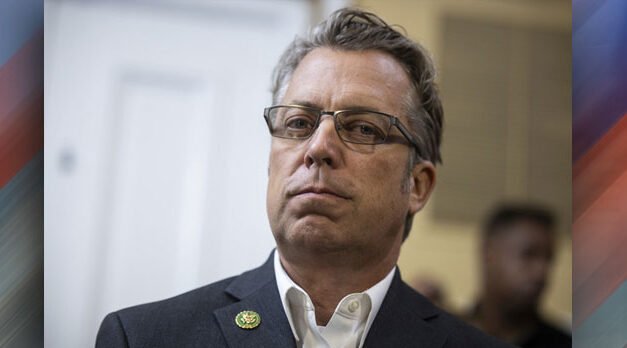 Agentes del FBI ejecutan orden de allanamiento contra el congresista de Tennessee Andy Ogles