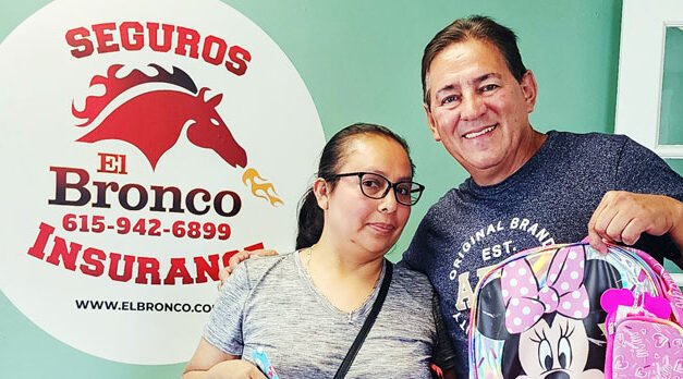 Entrega de mochilas con El Bronco