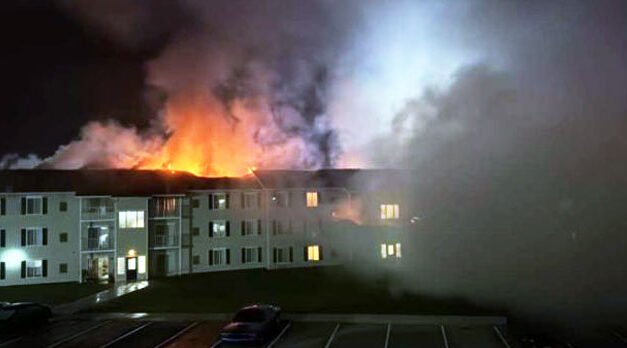 Más de 70 desplazados por un incendio catastrófico en un complejo de apartamentos de Manchester