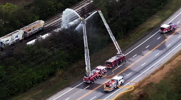 Fuga de sustancias químicas tóxicas de un vagón de tren provoca evacuaciones en Ohio
