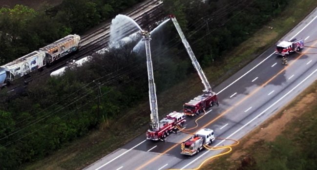 Fuga de sustancias químicas tóxicas de un vagón de tren provoca evacuaciones en Ohio