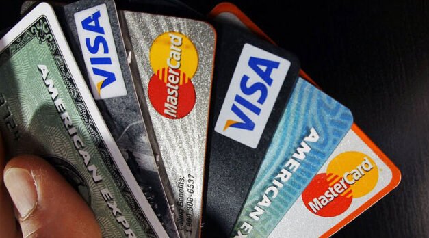 Un nuevo estudio muestra que cada vez más estadounidenses se sienten agobiados con las deudas de sus tarjetas de crédito