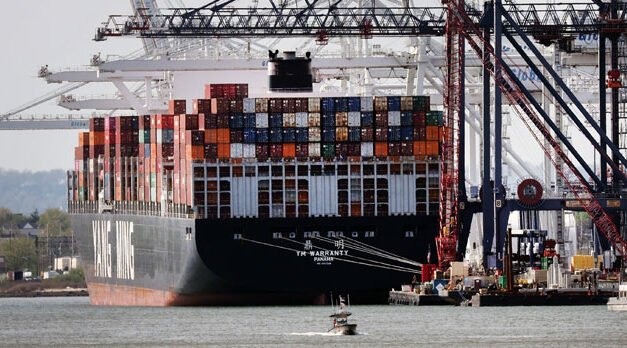 Los trabajadores portuarios realizan piquetes en una histórica huelga portuaria de EE.UU. que podría afectar los precios