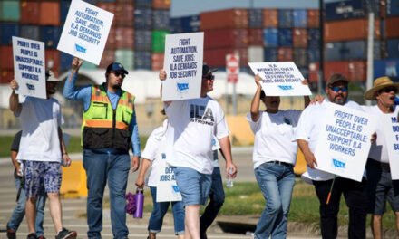 Los trabajadores portuarios en huelga se reincorporan a trabajar desde el viernes mientras los negociadores llegan a un acuerdo sobre los salarios