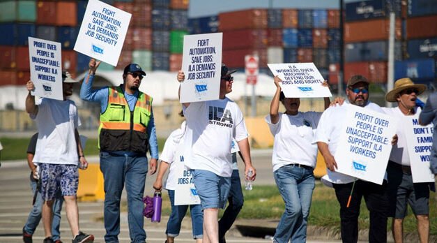 Los trabajadores portuarios en huelga se reincorporan a trabajar desde el viernes mientras los negociadores llegan a un acuerdo sobre los salarios