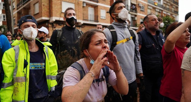 Multitudes enojadas abuchean y lanzan huevos al rey español durante su visita a Valencia afectada por las inundaciones