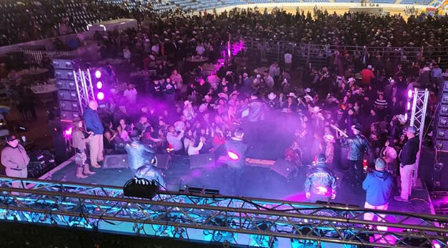 Saludos latinos: Gran jaripeo en el Cooper Steele Arena