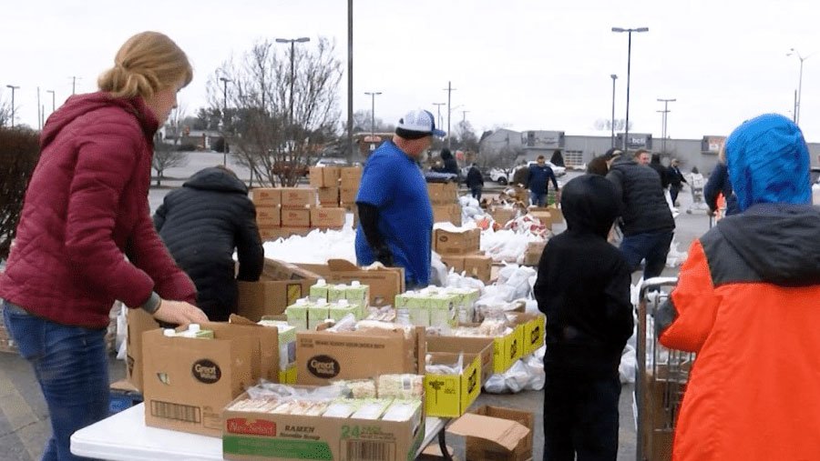 OneGenAway organiza una despensa de alimentos móvil con servicio en el auto en Franklin